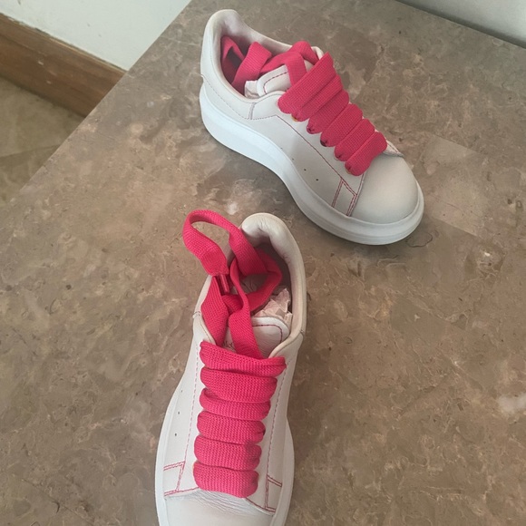 Gently worn - Picture 2 of 3